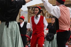 Un moment del Ball del Cornut, que s'ha representat aquest Dilluns de Pasqua a la plaça Major de Cornellà del Terri.