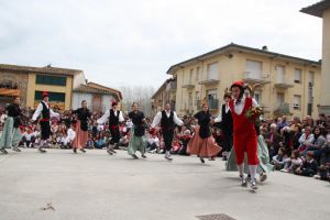 Un moment del Ball del Cornut, que s'ha representat aquest Dilluns de Pasqua a la plaça Major de Cornellà del Terri.