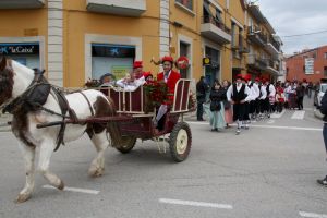 Una comitiva encapçalada pel Cornut va a buscar l'arbre del Maig per dur-lo a la plaça Major de Cornellà del Terri.