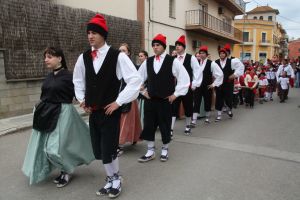 Els dansaires del Ball del Cornut en la comitiva per anar a buscar l'arbre del Maig per dur-lo a la plaça Major de Cornellà del Terri.