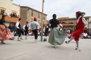 Un moment del Ball del Cornut, que s'ha representat aquest Dilluns de Pasqua a la plaça Major de Cornellà del Terri.