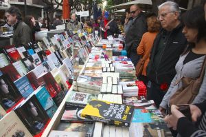 Una parada de llibres a la Rambla de Girona