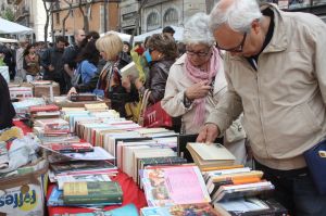 Una parada de llibres a la Rambla de Girona