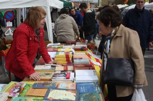 Una parada de llibres a la Plaça Catalunya de Girona