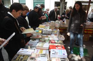 Una parada de llibres a la Rambla de Girona