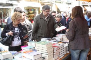 Una parada de llibres a la Rambla de Girona