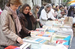 Una parada de llibres a la Rambla de Girona