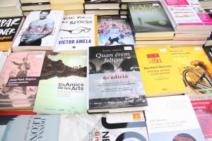 Al centre, el llibre de Rafel Nadal 'Quan érem feliços', molt sol·licitat aquest Sant Jordi