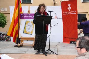 L'escriptora Assumpció Cantalozella participant en la marató de lectura del llibre de Josep Pla 'Girona, llibre de records'