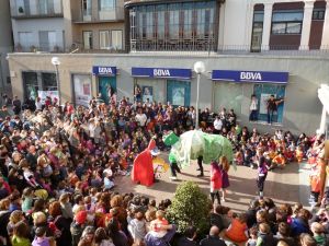 Els més petits van gaudir d'una representació de la llegenda del drac i Sant Jordi