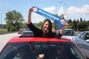 Una conductora mostra un dels cartells editats per la plataforma