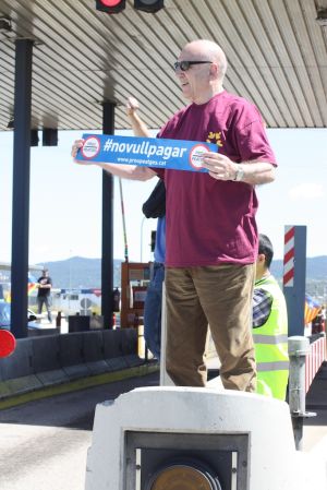 Persones de totes les edats han cridat consignes contra els peatges