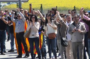 Unes tres centes persones s'han aplegat a la sortida de l'autopista per encoratjar els conductors a no pagar