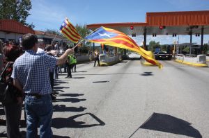 Unes tres centes persones s'han aplegat a la sortida de l'autopista per encoratjar els conductors a no pagar