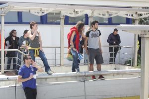 Un grup de persones s'ha posicionat als laterals dels peatges