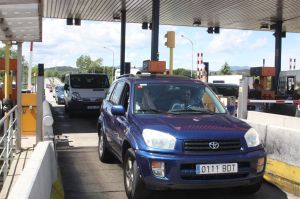 A un quart d'una han aixecat les barreres i han deixat sortir als conductors