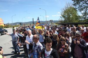 Unes tres centes persones s'han aplegat a la sortida de l'autopista per encoratjar els conductors a no pagar