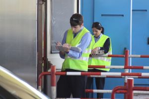 El personal d'Abertis apuntant les matrícules dels primers conductors