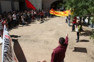 Els estudiants, en el moment de llegir el manifest al rectorat