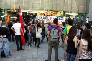 Els estudiants protestant per les retallades davant la seu del Govern