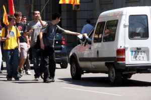 Els estudiants han repartit el manifest als conductors aturats per la protesta.