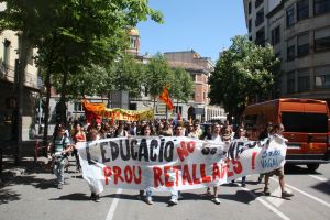 Els estudiants han tallat el trànsit a l'avinguda Jaume I per manifestar-se contra l'apujada de taxes