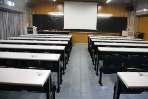Una aula buida, a la facultat de Lletres.