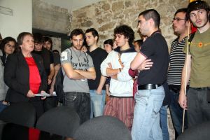 Els estudiants demanant explicacions a la vicerectora delegada d'Estudiants, Rosa Maria Terradellas