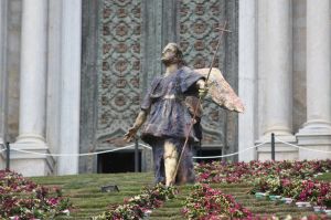 Figura situada a les escales de la Catedral