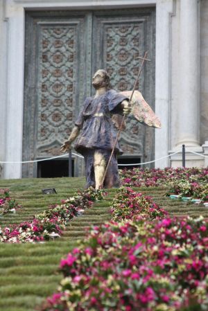 Una figura situada damunt les escales de la Catedral