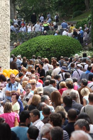 Milers de persones han passat al llarg del matí pels carrers de Barri Vell