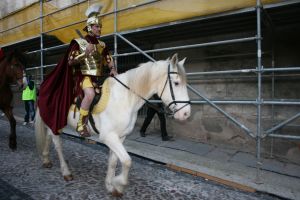 Un armat amb un dels pocs cavalls blancs que hi havia.