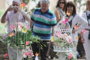 Una mostra floral situada prop dels banys àrabs