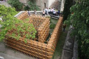 Una mostra floral situada prop dels banys àrabs