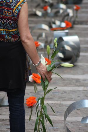 Una senyora subjectant un ram de flors