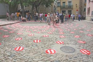 Petjades al terra que simbolitzaven flors