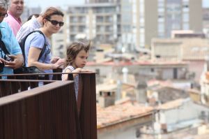 Una nena observant l'exposició des del mirador dels Maristes