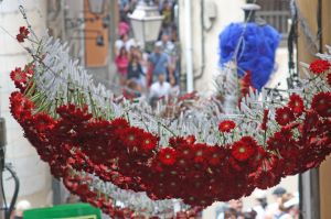 Flors penjades en un dels carrers propers a la Rambla