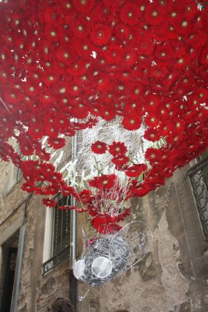 Una mosca metàl·lica escapa d'una explosió de flors prop de la Rambla