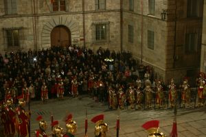 La gran quantitat de gent que hi havia sota l'escalinata de la Catedral veient l'espectacle.