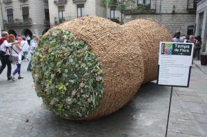 Un tap de suro gegant fet, precisament, de milers de taps de suro