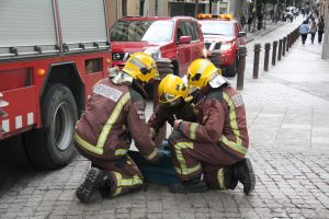 Els Bombers han hagut d'intervenir per trencar les cadenes de les dues joves