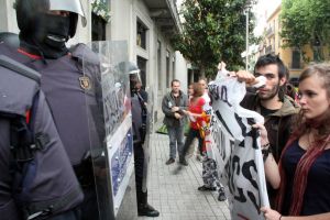 Un grup de joves escridassave els Mossos mentre la resta dels seus companys estaven ocupant l'oficina