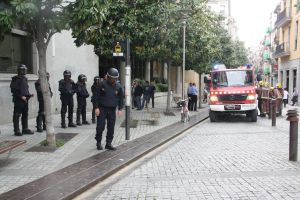 Els Bombers han hagut d'intervenir per trencar les cadenes de les dues joves