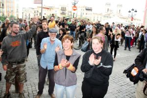 Les dues noies que s'havien encadenat a l'oficina, un cop les han fet sortir de l'entitat