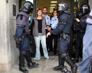 Una de les noies que s'havia encadenat, quan els Bombers l'han alliberat i els Mossos l'han fet sortir de l'oficina