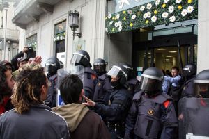Un grup de joves escridassave els Mossos mentre la resta dels seus companys estaven ocupant l'oficina