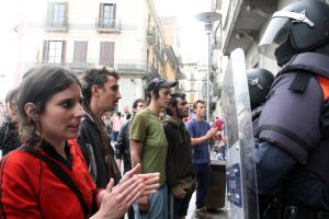 Un grup de joves escridassave els Mossos mentre la resta dels seus companys estaven ocupant l'oficina