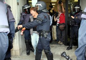 Una de les noies que s'havia encadenat, quan els Bombers l'han alliberat i els Mossos l'han fet sortir de l'oficina