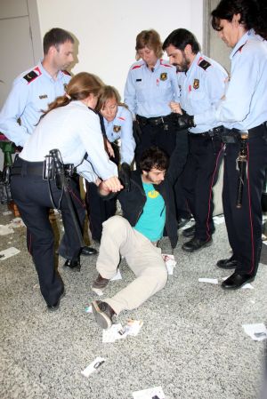 Els Mossos desallotgen un a un la vintena d'indignats que ocupaven l'oficina de 'la Caixa' a Girona